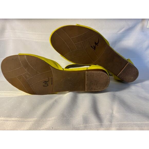 Array Yellow Ankle Strap Sandals Women’s 9W Open Toe Low Heel Textured - Picture 7 of 9
